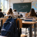 Aula scolastica italiana con banchi vuoti, simbolo del calo degli studenti e della denatalità