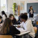 Classe con studenti italiani e con cittadinanza non italiana durante una lezione