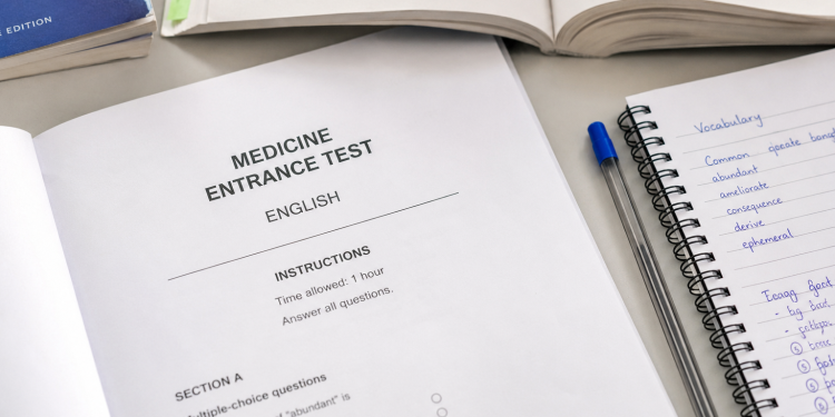 Medicina in inglese, parte il conto alla rovescia: il 29 settembre il test per entrare nelle università statali