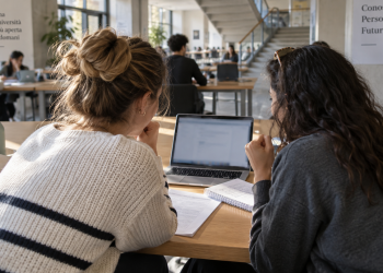 Studentesse consultano le graduatorie di Scienze della formazione primaria 2026 al computer