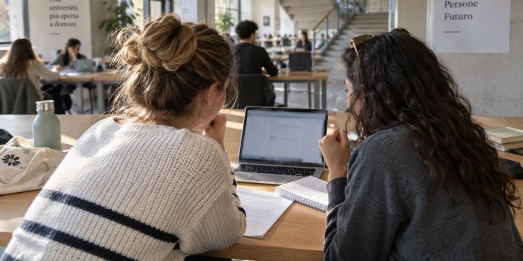 Studentesse consultano le graduatorie di Scienze della formazione primaria 2026 al computer