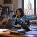 Giovani ricercatori discutono di intelligenza artificiale e comunicazione in un’università.