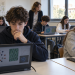 Studenti quindicenni svolgono una prova al computer durante una lezione di scienze.