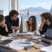 Giovani progettisti lavorano a un modello di barca a vela sostenibile in un laboratorio affacciato sul golfo di Napoli