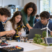 Studenti in laboratorio durante un progetto di robotica ed energia rinnovabile per la riforma degli istituti tecnici 2026.