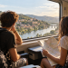 Due giovani con zaini viaggiano in treno attraverso l’Europa.