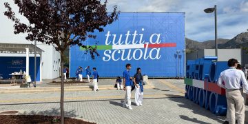 Studenti in classe durante una lezione, immagine illustrativa del decreto scuola 2026