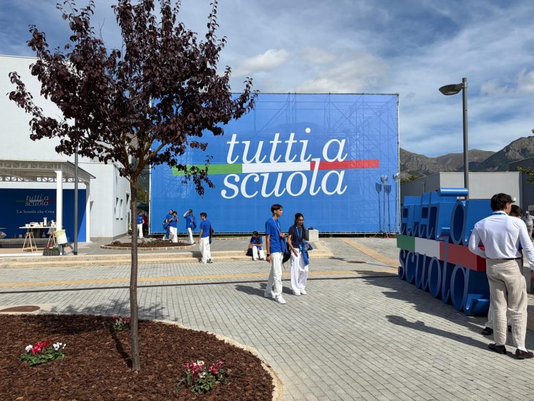 Studenti in classe durante una lezione, immagine illustrativa del decreto scuola 2026