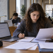 Studentessa prepara la domanda per le borse di studio della Statale di Milano