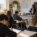 Studenti annotano i compiti sul diario durante una lezione in classe