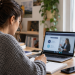 Giovane segue online i corsi EDO per le competenze digitali