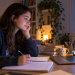 Studentessa al computer usa l’intelligenza artificiale per studiare e dialogare con un chatbot