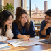 Tutor universitario aiuta studenti internazionali a orientarsi durante un’esperienza di mobilità.
