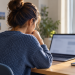 Studentessa di spalle al computer in una sala studio, immagine illustrativa per la guida ai risultati IMAT 2026.