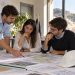 Tre giovani specialisti tecnici esaminano un progetto territoriale in un ufficio