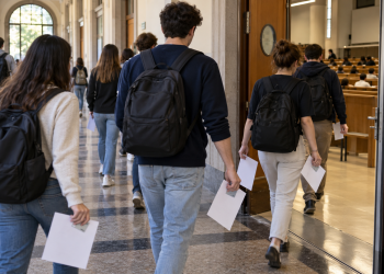Candidati raggiungono l’aula assegnata per il test di Medicina in inglese.
