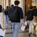 Candidati raggiungono l’aula assegnata per il test di Medicina in inglese.