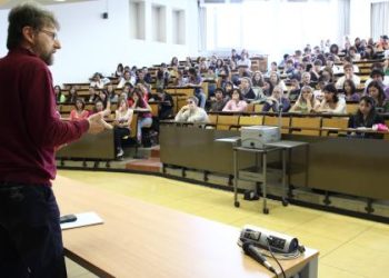 Studenti seguono una lezione universitaria, immagine illustrativa de La Statale per la Pace 2026
