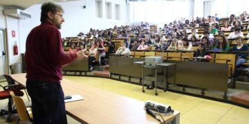 Studenti seguono una lezione universitaria, immagine illustrativa de La Statale per la Pace 2026