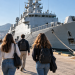Giovani al porto davanti a una nave, immagine illustrativa del concorso Marina Militare 2027
