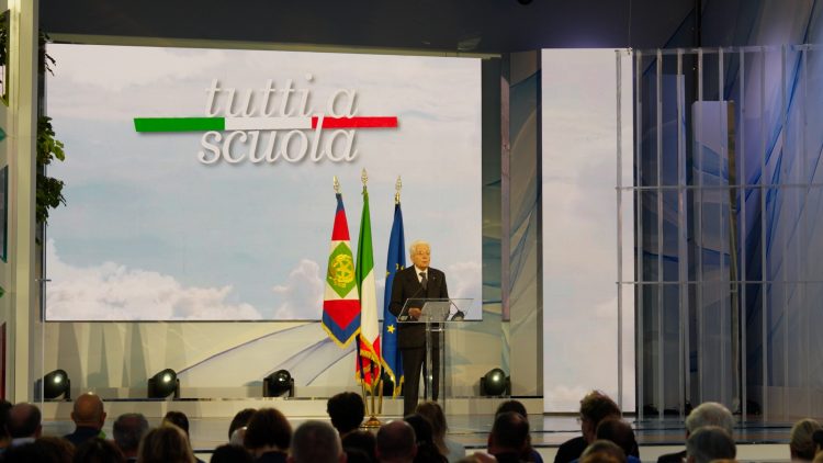 Sergio Mattarella ad Amatrice durante il discorso per l’inaugurazione dell’anno scolastico 2026/2027.