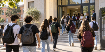 Frase chiave: rientro a scuola 2026 Titolo SEO: Rientro a scuola 2026: assunzioni e supplenze Slug: rientro-a-scuola-2026-assunzioni-supplenze Meta description: Rientro a scuola 2026 per otto milioni di studenti: 37.430 docenti assunti, circa 118 mila supplenze e oltre 200 mila precari stimati.