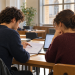 Studenti universitari collaborano nello studio, immagine illustrativa delle borse di collaborazione Sapienza 2026.