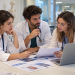 Giovani medici scelgono le specializzazioni mediche 2026 in un ospedale universitario