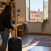 Studentessa con valigia in una camera di studentato universitario