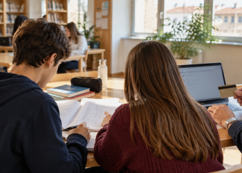 ALT: Studenti consultano i documenti per il bando Supermedia INPS 2026