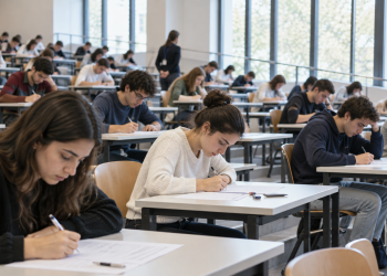Candidati durante il test Professioni sanitarie 2026 in un’aula universitaria
