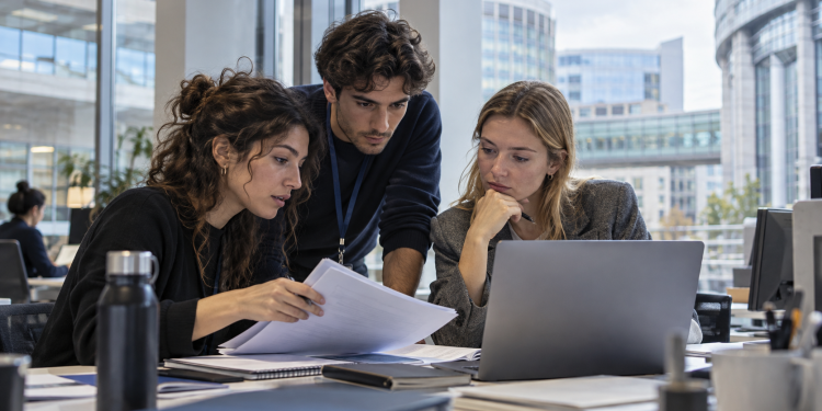 Tre giovani tirocinanti collaborano in un ufficio durante un’esperienza di formazione nelle istituzioni europee