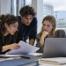 Tre giovani tirocinanti collaborano in un ufficio durante un’esperienza di formazione nelle istituzioni europee