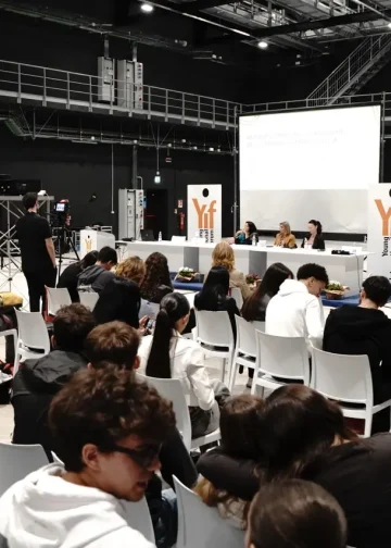 incontro allo young international forum nella sala Italia