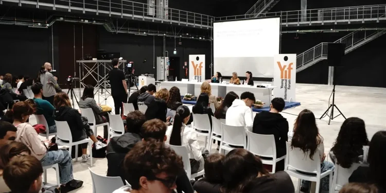 incontro allo young international forum nella sala Italia