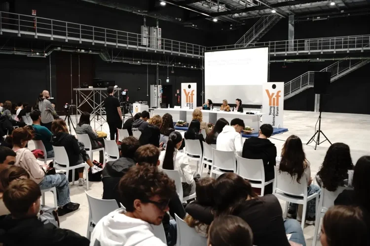 incontro allo young international forum nella sala Italia