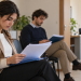 Giovani con curriculum in attesa di un colloquio di orientamento al lavoro.