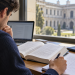 Giovane laureato studia su un manuale per prepararsi a un concorso pubblico