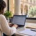 Persona al computer mentre prepara una candidatura per un concorso universitario