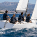 Equipaggio di giovani velisti impegnato in una regata