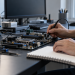 Mani di un ricercatore al lavoro su una scheda elettronica, immagine illustrativa sui finanziamenti ricerca 2026.
