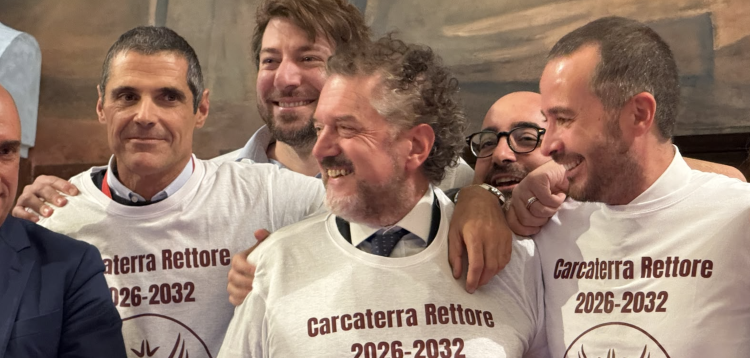 Antonio Carcaterra insieme ai sostenitori con le magliette celebrative dell’elezione a rettore della Sapienza.