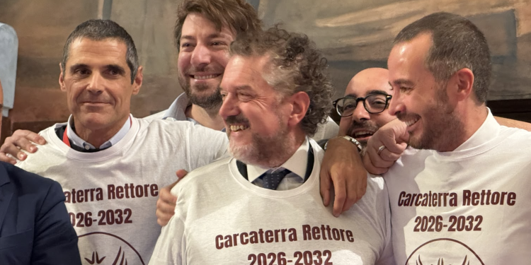 Antonio Carcaterra insieme ai sostenitori con le magliette celebrative dell’elezione a rettore della Sapienza.
