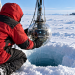 Ricostruzione illustrativa di un tecnico che prepara un sensore per una ricerca nel ghiaccio antartico