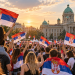 Folla di giovani festanti con bandiere della Serbia, illustrazione generata con IA.