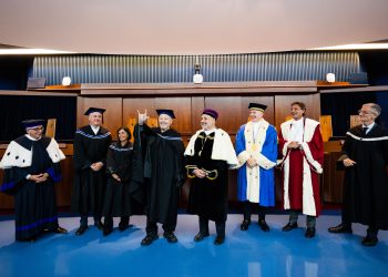 Vasco Rossi in toga accademica insieme ai rappresentanti dell’Università di Salerno.