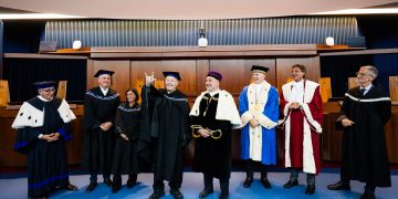 Vasco Rossi in toga accademica insieme ai rappresentanti dell’Università di Salerno.