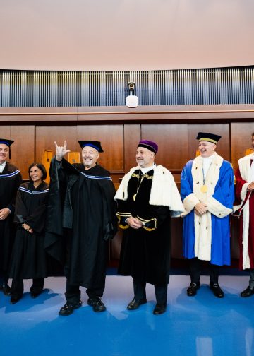 Vasco Rossi in toga accademica insieme ai rappresentanti dell’Università di Salerno.