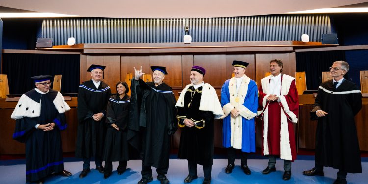 Vasco Rossi in toga accademica insieme ai rappresentanti dell’Università di Salerno.