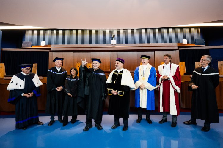 Vasco Rossi in toga accademica insieme ai rappresentanti dell’Università di Salerno.